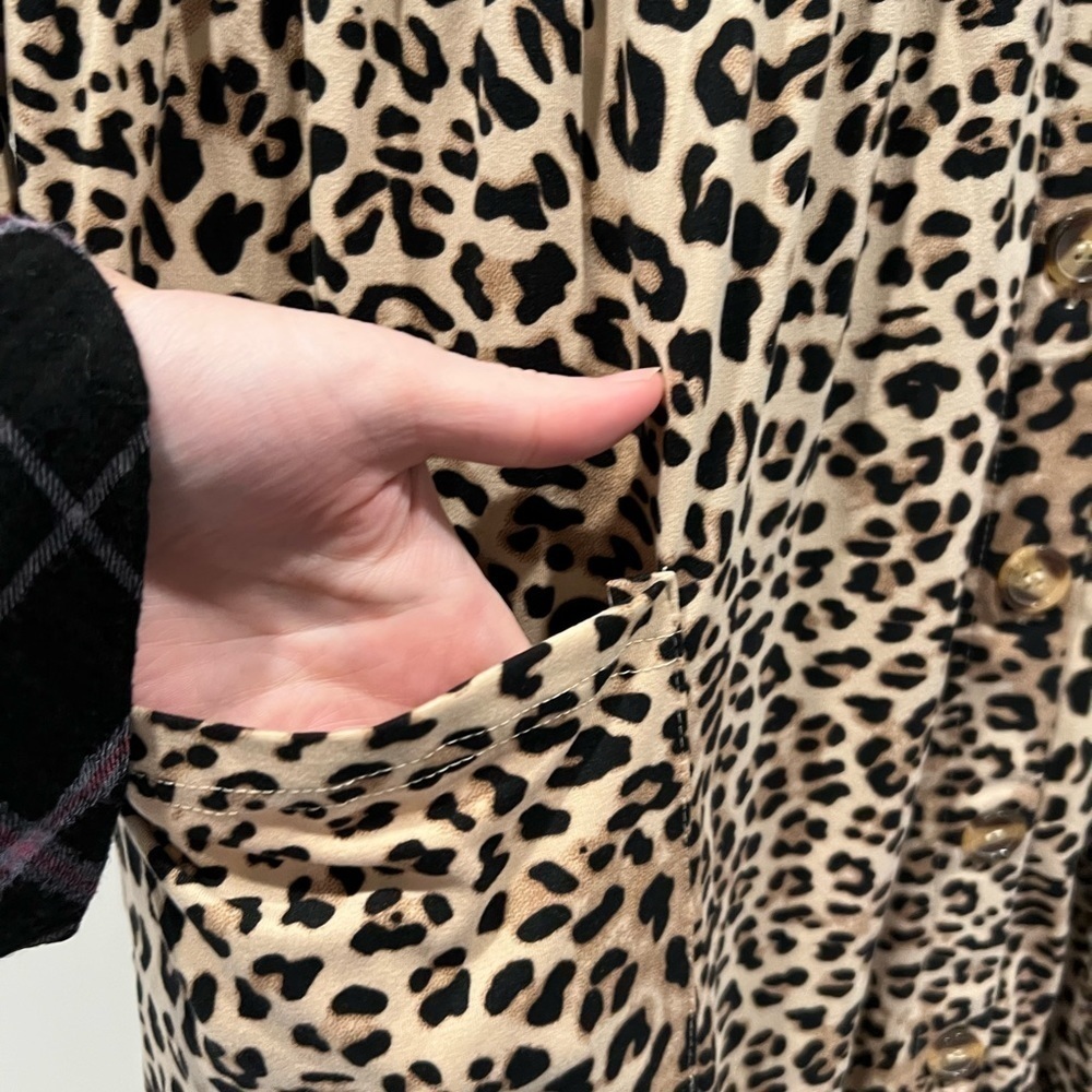 Women’s Leopard Stretchy Knit Dress. Long sleeve. Size Large. - Picture 4 of 11